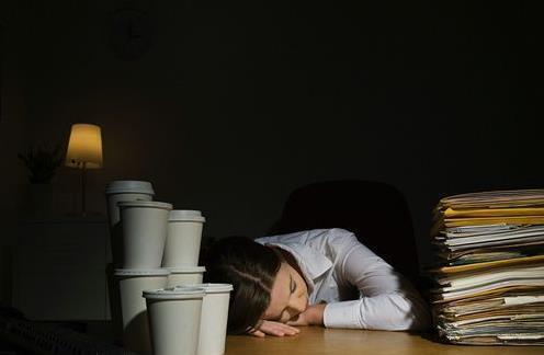 上班族熬夜养生 莫忘补充维生素